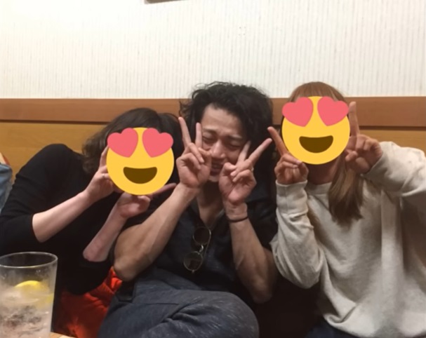 東谷在影片公開小栗旬的攬女照片。