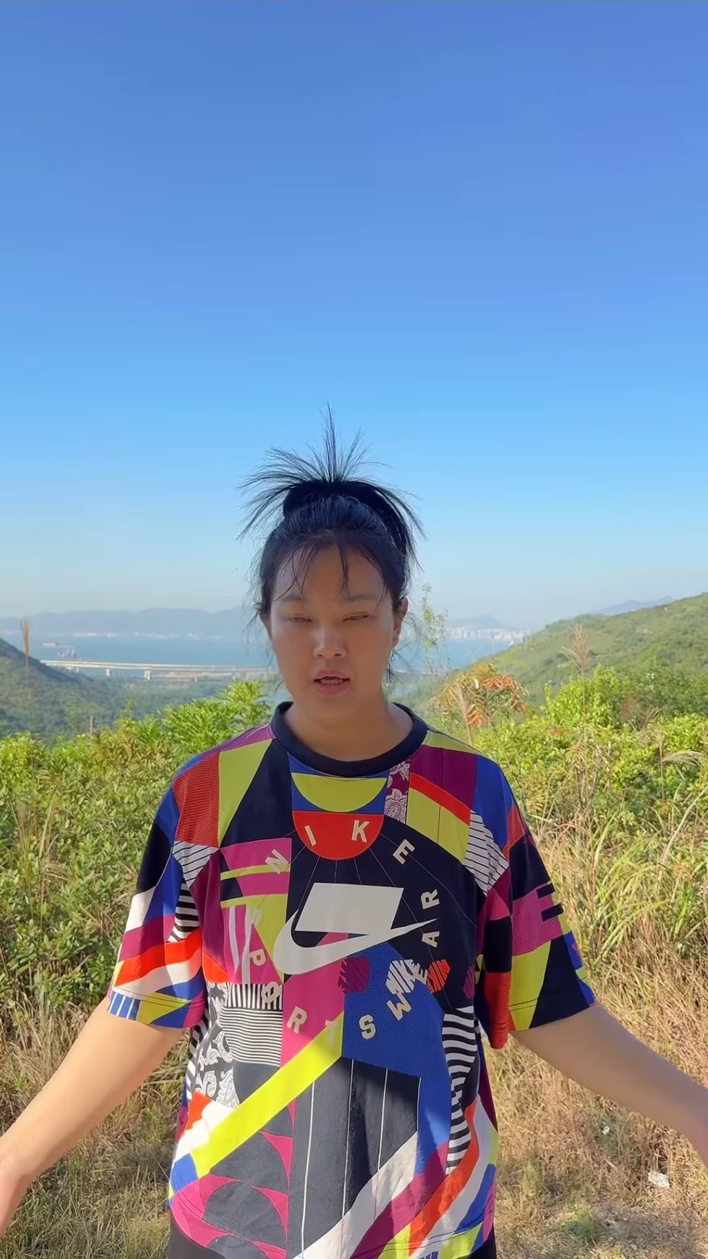 安雅希受《破‧地獄》影響,愛上電影主題曲《普渡眾生》,行山中途都忍不住高唱兩句。 安雅希受《破‧地獄》影響,愛上電影主題曲《普渡眾生》,行山中途都忍不住高唱兩句。