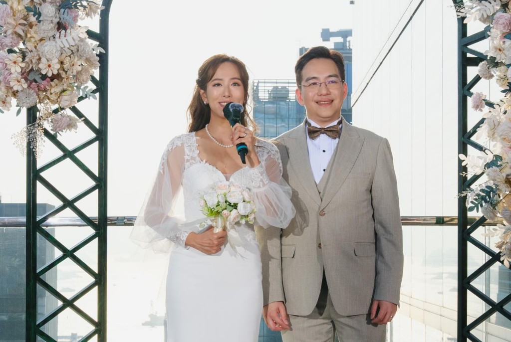 吳幸美的婚禮在一個能俯瞰城市景色的戶外天台舉行。
