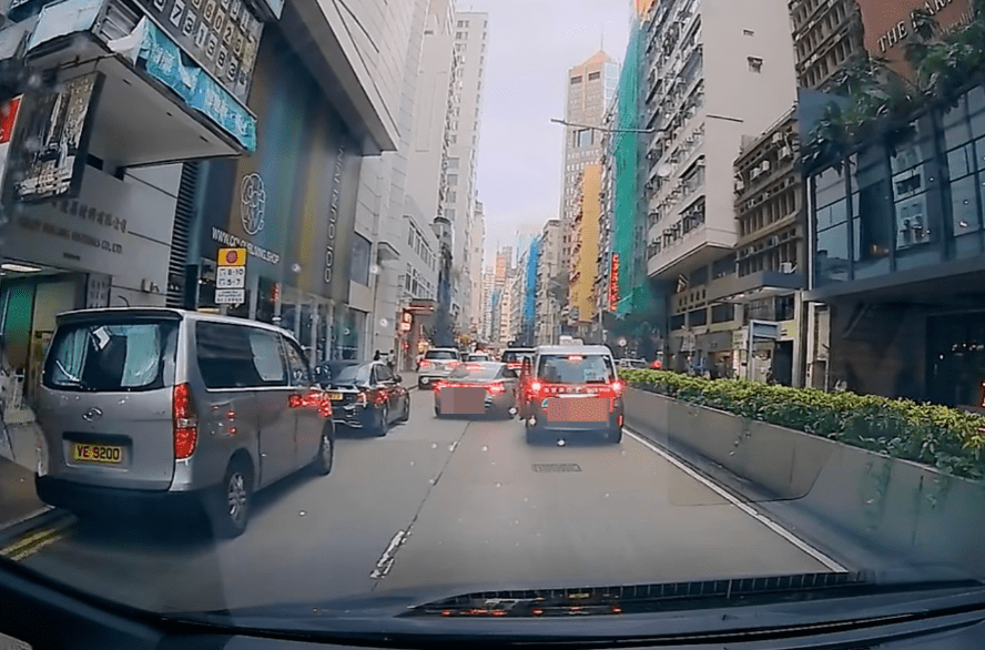 的士司機減速停車,Audi司機則趁的士與前車之間出現空位,立即扭軚切入右線。 的士司機減速停車,Audi司機則趁的士與前車之間出現空位,立即扭軚切入右線。