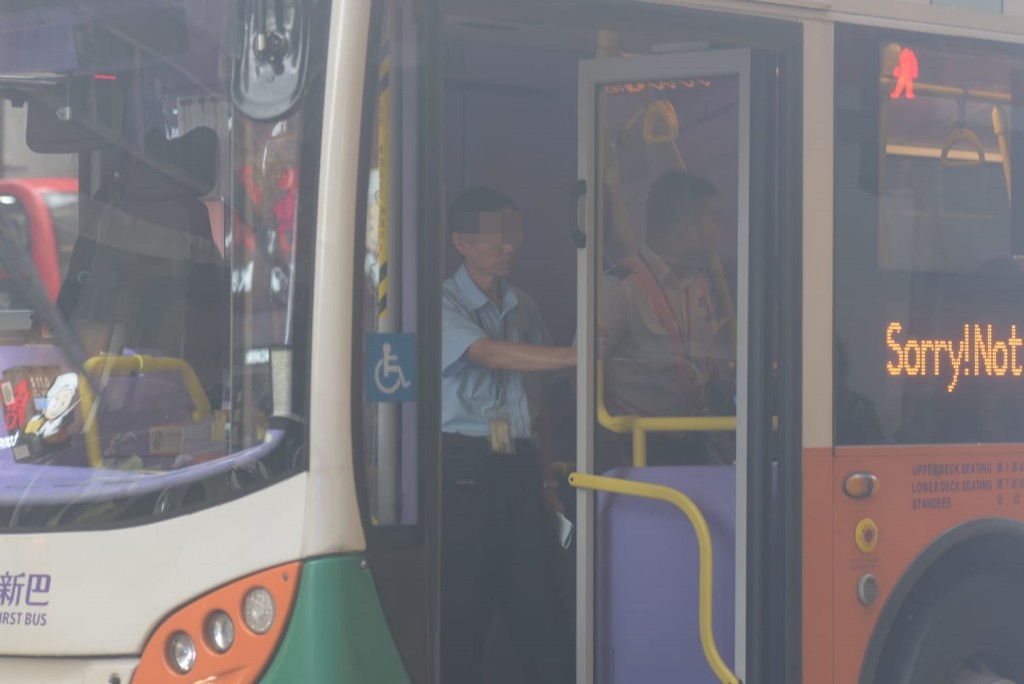 涉事巴士車長在場協助調查。 歐陽偉光攝