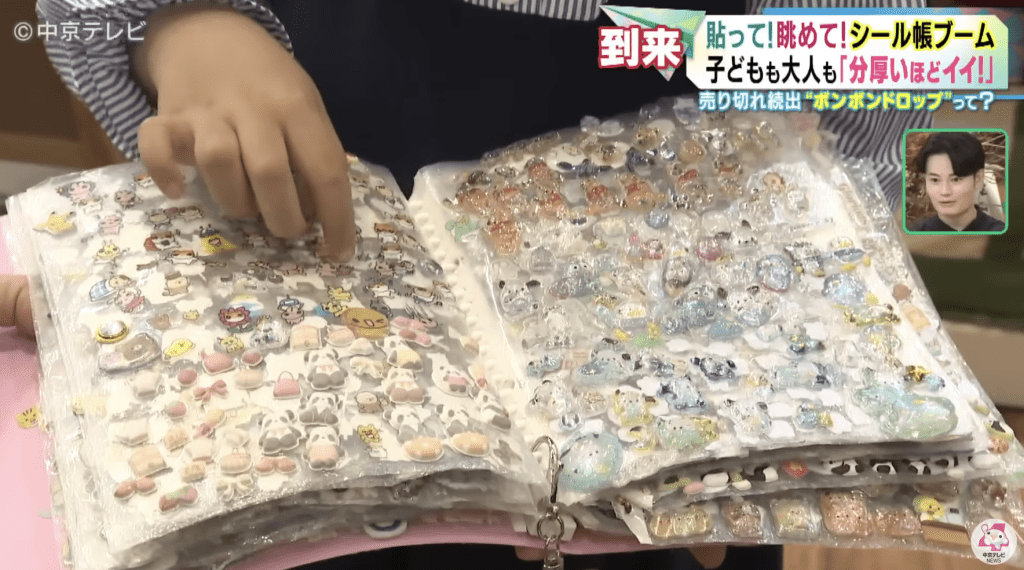 日本近日掀起一股瘋狂的「水晶貼紙」搶購潮,一種名為「Bonbon Drop」的立體貼紙因質感剔透如糖果,深受各年齡層喜愛,導致全日文具店及書店全線斷貨。 日本近日掀起一股瘋狂的「水晶貼紙」搶購潮,一種名為「Bonbon Drop」的立體貼紙因質感剔透如糖果,深受各年齡層喜愛,導致全日文具店及書店全線斷貨。