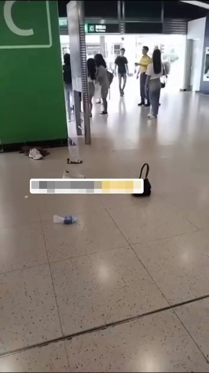 在旁的港鐵職員見到3人互相推撞，沒有停手的迹象，只能用英文表示「Stop it, I call police.( 請停止，我會報警）」。網上片段截圖