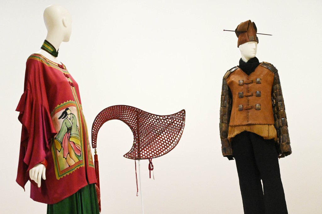宋懷桂親自設計的「五朝霓裳」時裝秀，設計於1990年代中後期。（圖：褚樂琪攝）