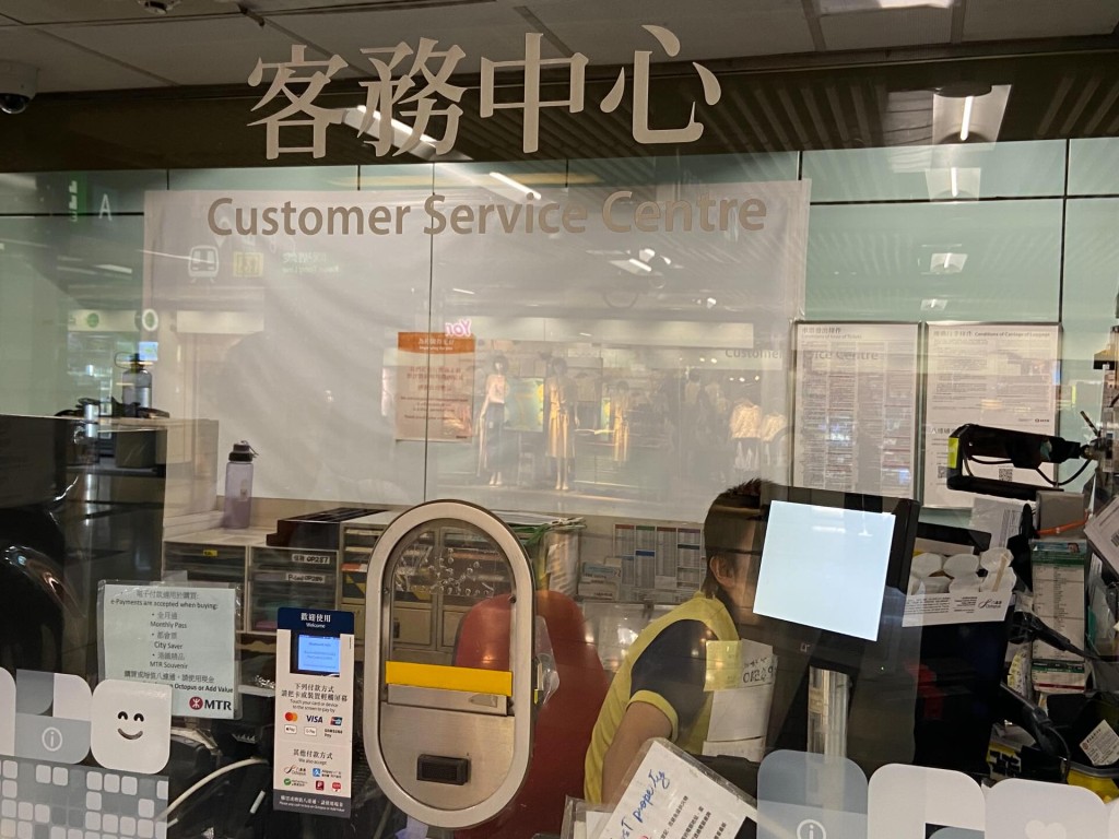 港鐵回覆《星島頭條》查詢時表示,根據 紀錄,昨晚(8日)約8時半,鑽石山站職 員接獲乘客報告,懷疑一名女乘客在站內 持槌狀物件傷害自己,站員隨即前往了解 但未有發現。Threads截圖 港鐵回覆《星島頭條》查詢時表示,根據 紀錄,昨晚(8日)約8時半,鑽石山站職 員接獲乘客報告,懷疑一名女乘客在站內 持槌狀物件傷害自己,站員隨即前往了解 但未有發現。Threads截圖