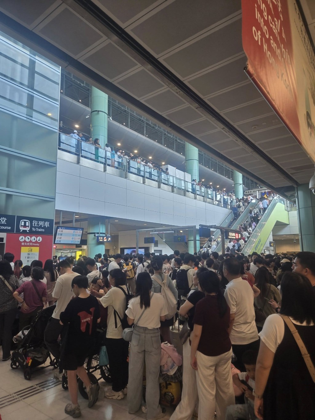 福田口岸入境香港方向擠滿旅客。小紅書擷圖 福田口岸入境香港方向擠滿旅客。小紅書擷圖
