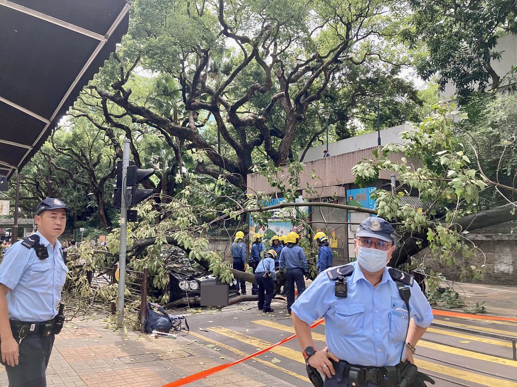 警方封锁现场救人。fb：Agnes Ng