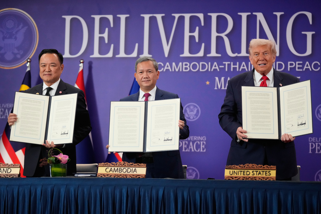 特朗普与泰国总理阿努廷（左）和柬埔寨总理洪玛奈（中）签署协议。美联社