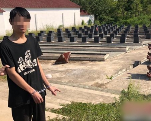浙江長興一名盜墓賊偷走陪葬手機後,再將錢轉賬給自己。 網圖
