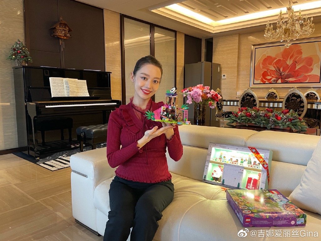 吉娜上月晒的照，孕肚仍不太大。