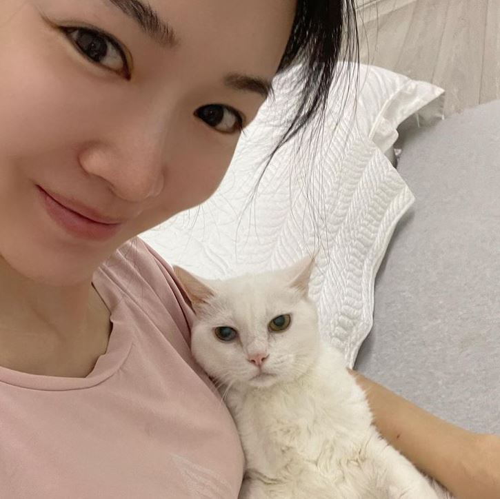 经常形影不离。