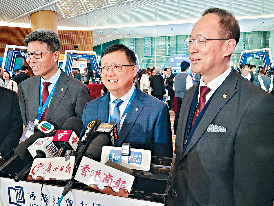 黃英豪（中）表示，浸大在中醫藥研究方面願意與香港3間醫學院有更多合作。