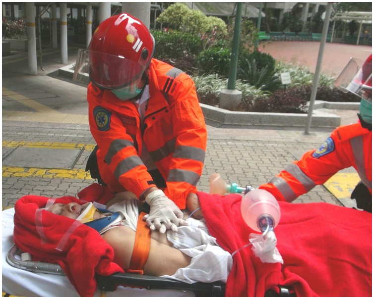 救護員到場將傷者送院治理。林思明攝
