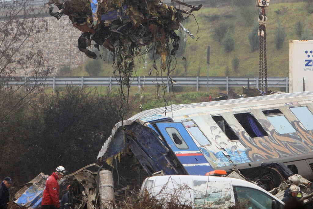 搜救人員在希臘火車相撞現場尋找失蹤者。