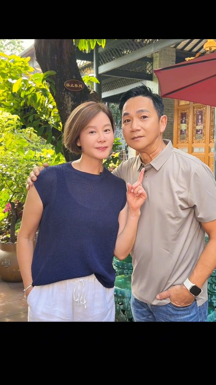 駱達華與太太盧燕放閃。 駱達華與太太盧燕放閃。