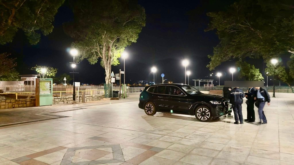 車輛停在公園空地上，背景可見樹木及欄杆。fb圖片