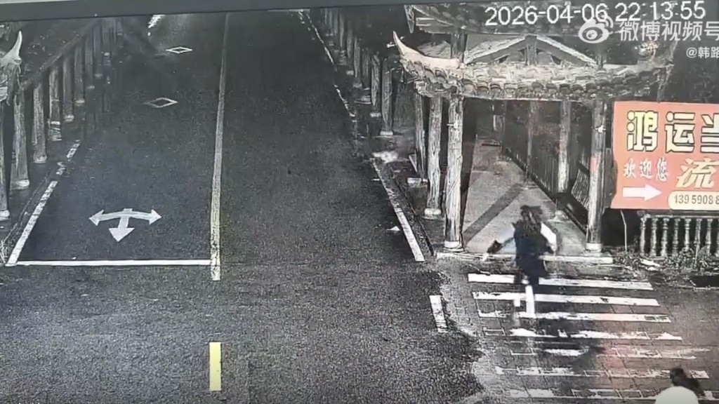 私家车往右开直至堕河。