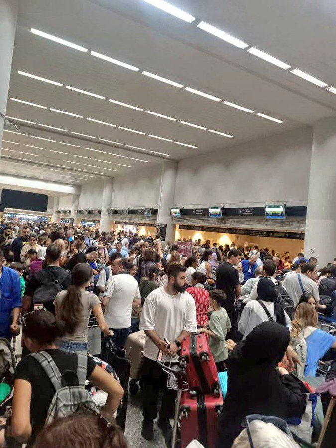 贝鲁特国际机场挤满要离开的旅客。 X