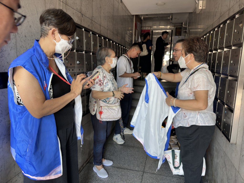 自「地區服務及關愛隊伍—支援長者及照顧者計劃」推出至今年3月底,關愛隊在計劃下已探訪或接觸逾10.9萬名有需要住戶。 自「地區服務及關愛隊伍—支援長者及照顧者計劃」推出至今年3月底,關愛隊在計劃下已探訪或接觸逾10.9萬名有需要住戶。