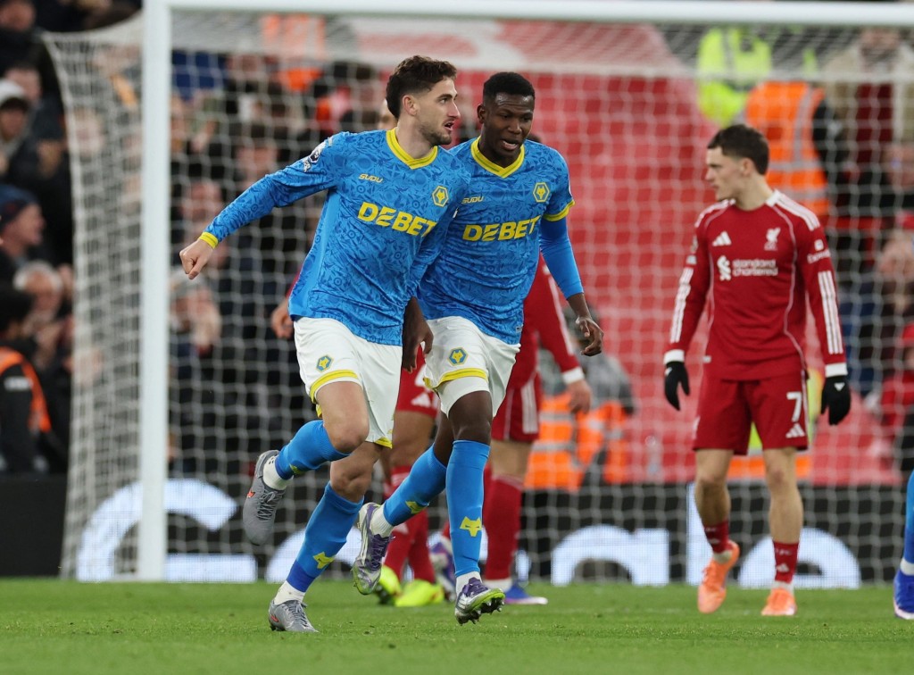 狼队一度追近比数。路透社