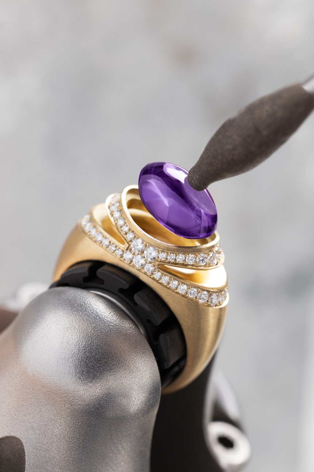 Bvlgari Cabochon指環以18K黃金配襯凸圓形切割紫水晶。 Bvlgari Cabochon指環以18K黃金配襯凸圓形切割紫水晶。