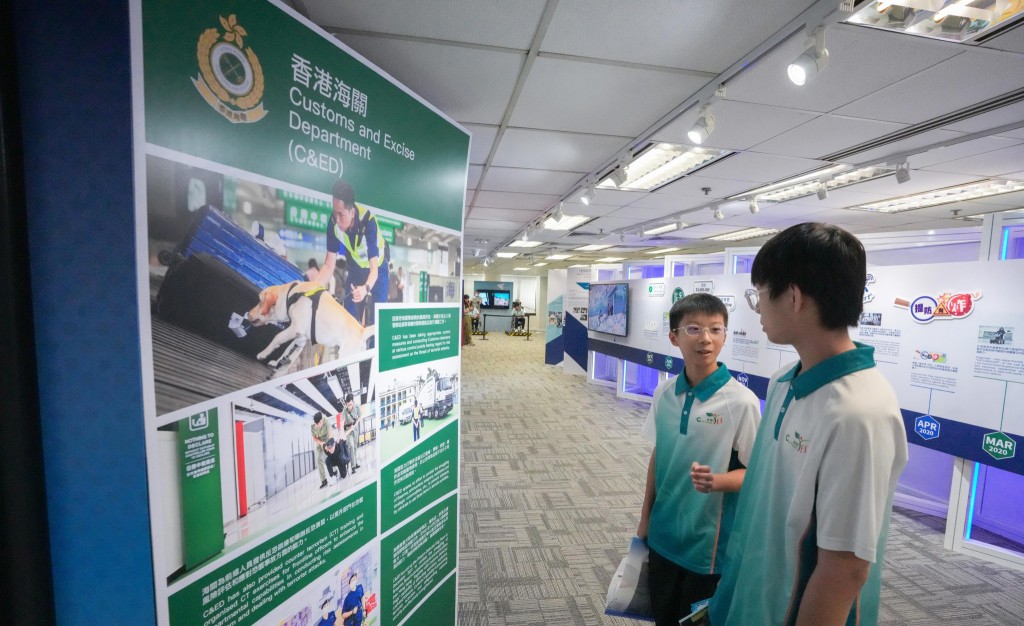 海關助理關長黃浩然安排Customs YES會員參觀全港首個以反恐為主題的安全社區體驗館。海關FB圖片