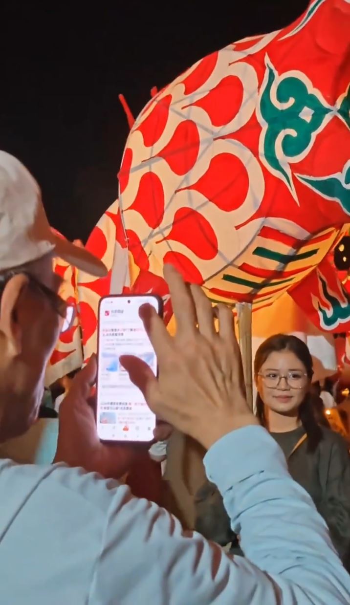 手机App的广告弹窗令大爷无法拍照。