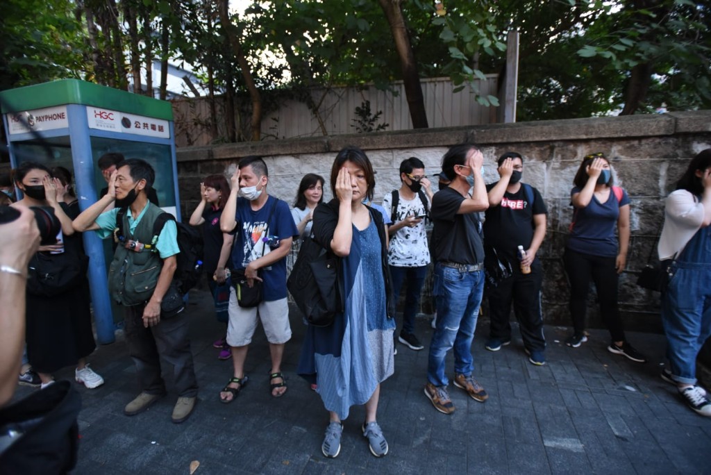 黑衣口罩人士尖沙嘴抗議聲援女示威者。