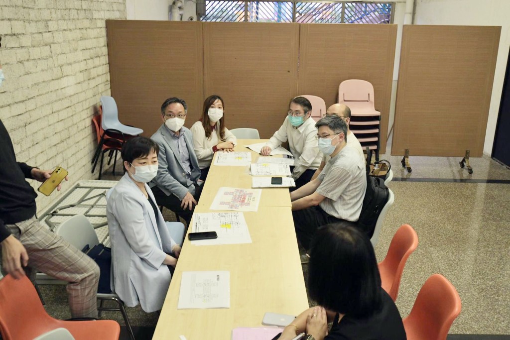 張竹君到西環均益大廈3期B座視察。