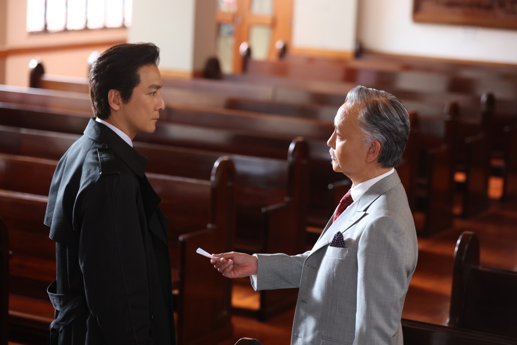 《寒战1994》中，吴彦祖同谢君豪（香港首富）斗戏。