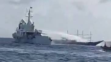 菲指中國海警船在仙賓礁向菲漁船射水炮，致3漁民受傷。  菲律賓海岸防衛隊