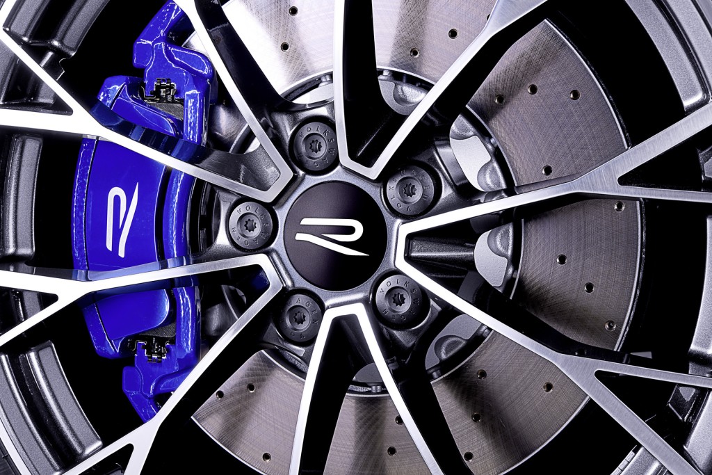 改良新版福士Volkswagen 8代半Golf R首發，新款19吋輕量鍛造輪圈屬選配項目。
