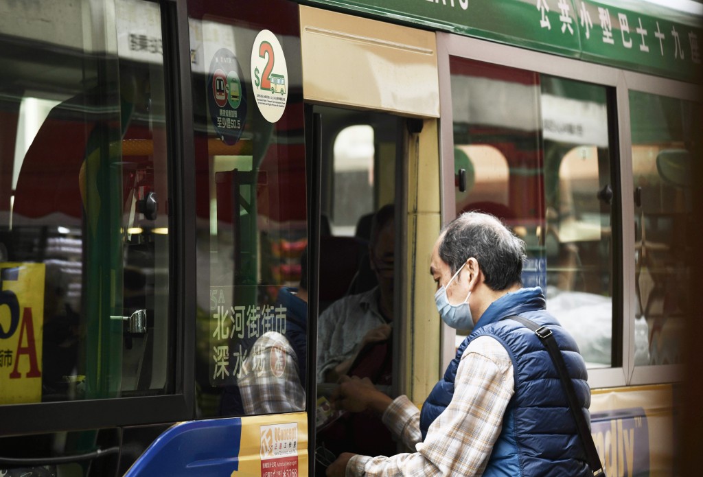 財政司司長陳茂波表示，已要求相關部門檢視「2元優惠計劃」及「公共交通費用補貼計劃」。盧江球攝