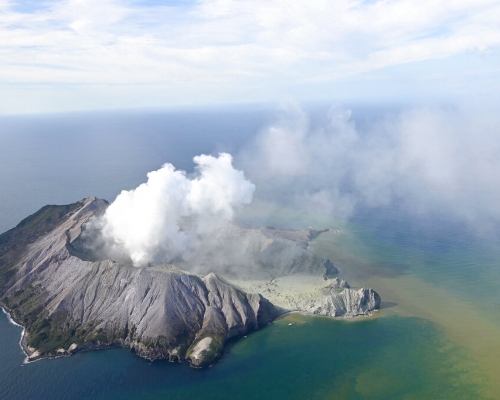 紐西蘭旅遊勝地懷特島火山當地時間周一下午2時半爆發。AP