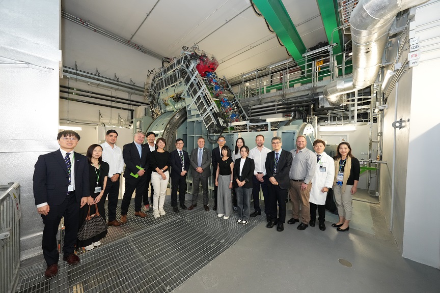 PTCOG-AO年會嘉賓於11月9日參觀養和質子治療中心及全球首度引入光子計數電腦掃描模擬定位系統。