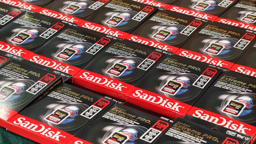 海關檢獲約1.7萬件懷疑冒牌電腦儲存裝置,包括1.4萬個硬碟和3000張記憶卡,估計市值共約2500萬元。黃文威攝 海關檢獲約1.7萬件懷疑冒牌電腦儲存裝置,包括1.4萬個硬碟和3000張記憶卡,估計市值共約2500萬元。黃文威攝