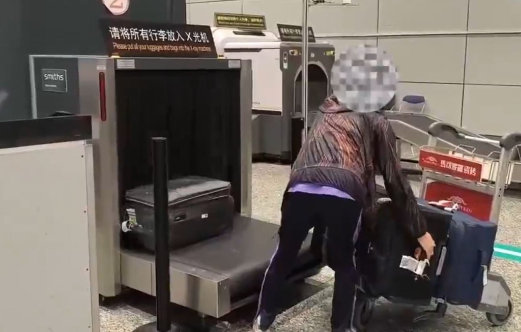 广州海关截获2名入境旅客，企图以「手袋链」走私黄金入境。
