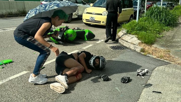 鐵騎士倒卧地上待援。fb:車cam L(香港群組)