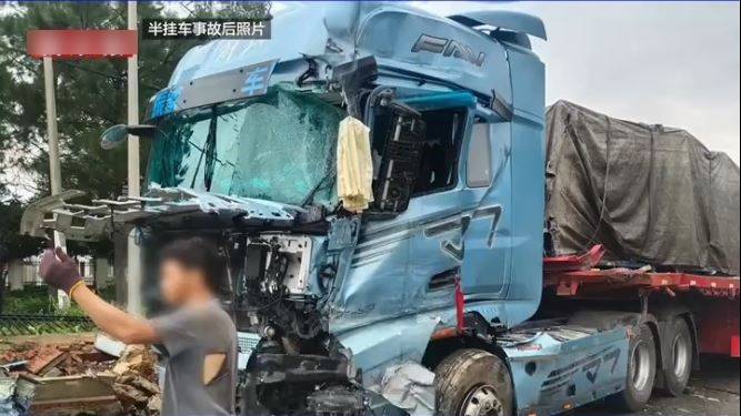 被撞大貨車亦損毀。 新京報 被撞大貨車亦損毀。 新京報