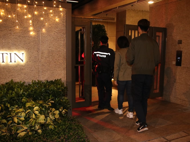 警方調查事件。