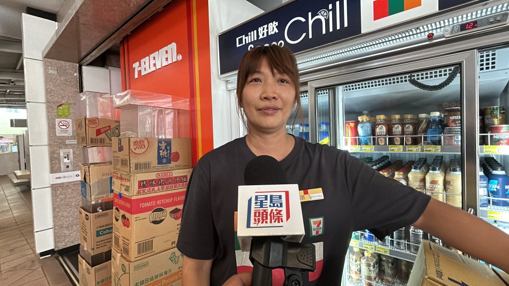 便利店員工黃小姐指，會於下午2時拉閘放工，等待風暴過後才再開門營業。