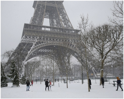 巴黎鐵塔周五和周六關閉兩天以便清理積雪。AP 