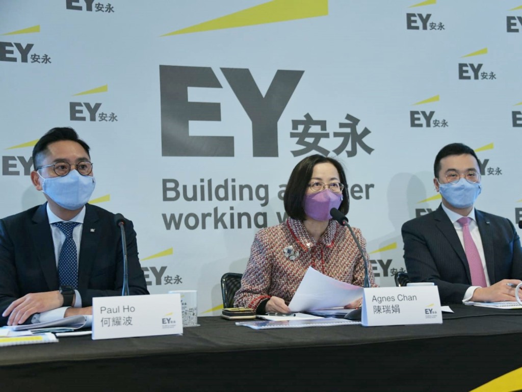 金融服務稅務與商務諮詢服務合夥人何耀波。（左一）