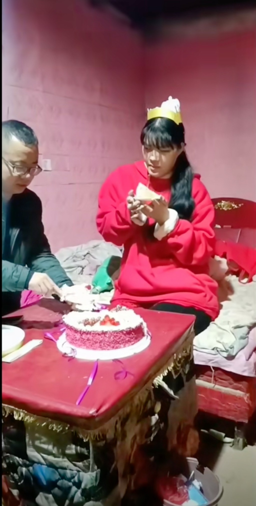 湖南女巨人小莫上月獲網友為她慶祝23歲生日。影片截圖