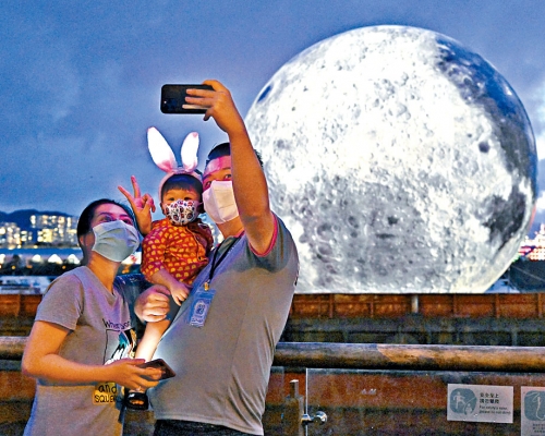 ■十五米巨型发光月亮，是香港今年中秋节最大的月球装置。