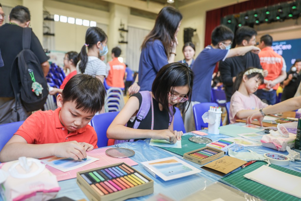 活動為兒童及青少年提供身心健康篩查,亦有提供手作坊。 活動為兒童及青少年提供身心健康篩查,亦有提供手作坊。