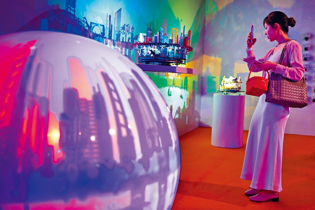 展覽有許多色彩繽紛嘅藝術裝置。