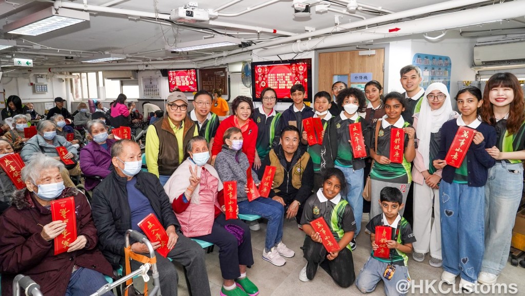 海關高層偕義工隊探訪老人院送暖。