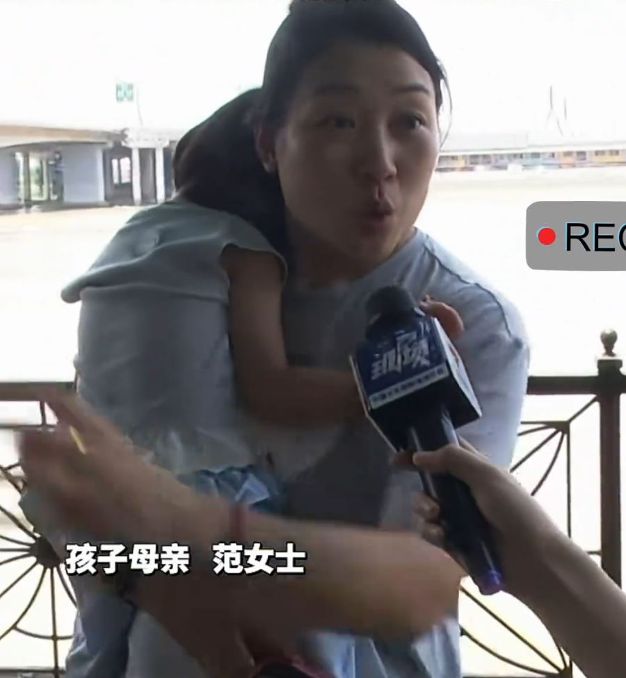 范女士講述女兒墜江經過。