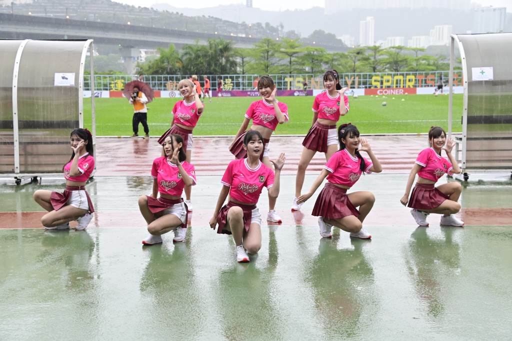 樂天女孩在港冒雨為足球隊應援，獲球迷大讚夠專業。 資料圖片